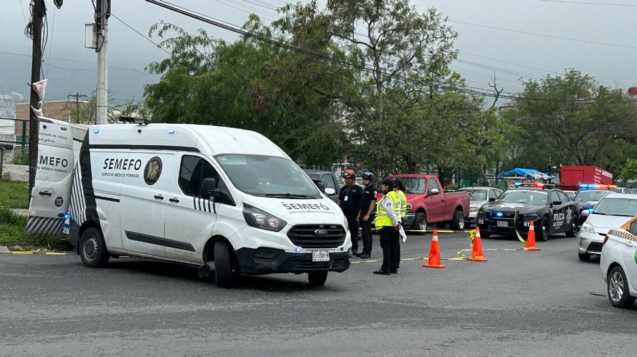 Sufre infarto y choca contra puesto de elotes en Monterrey