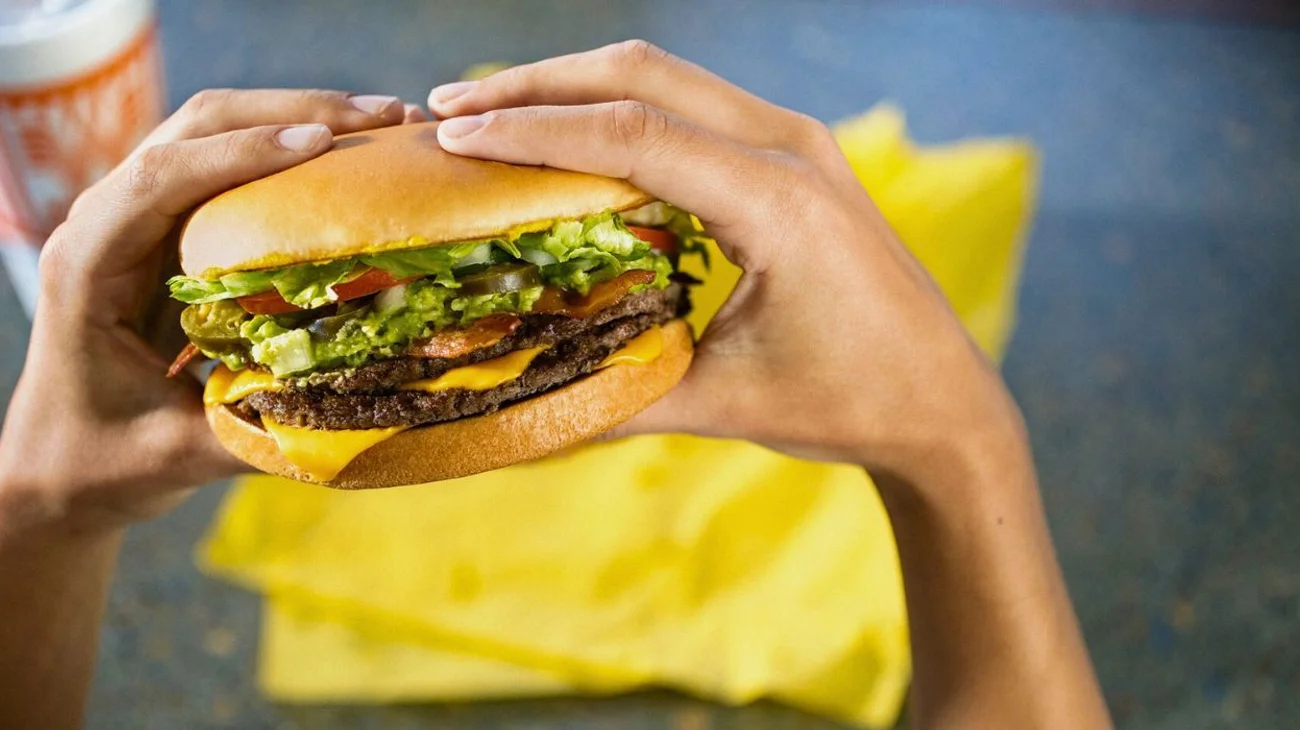 Hombre demanda a Whataburger por ponerle cebolla a su hamburguesa