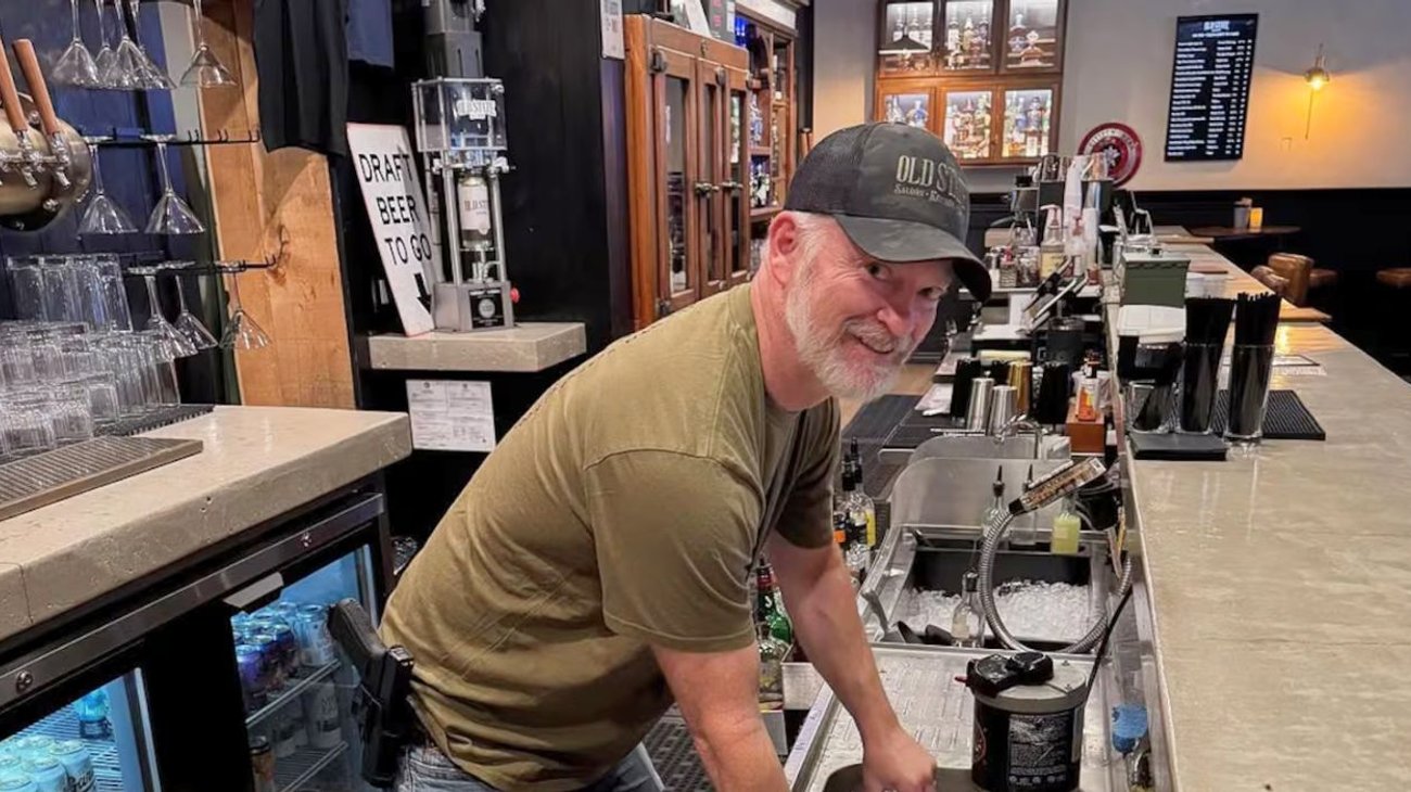 Bar ofrece cerveza gratis por un mes a quien denuncie a migrantes