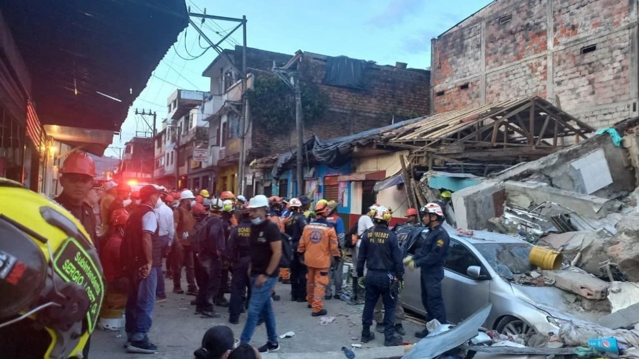 Rescatan con vida a mujer atrapada en edificio colapsado