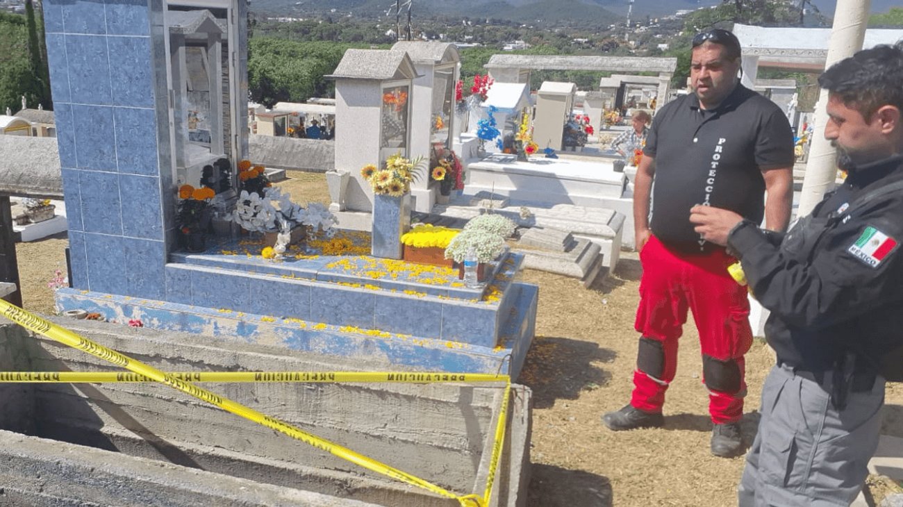 Mujer cae dentro de tumba en panteón de Santiago