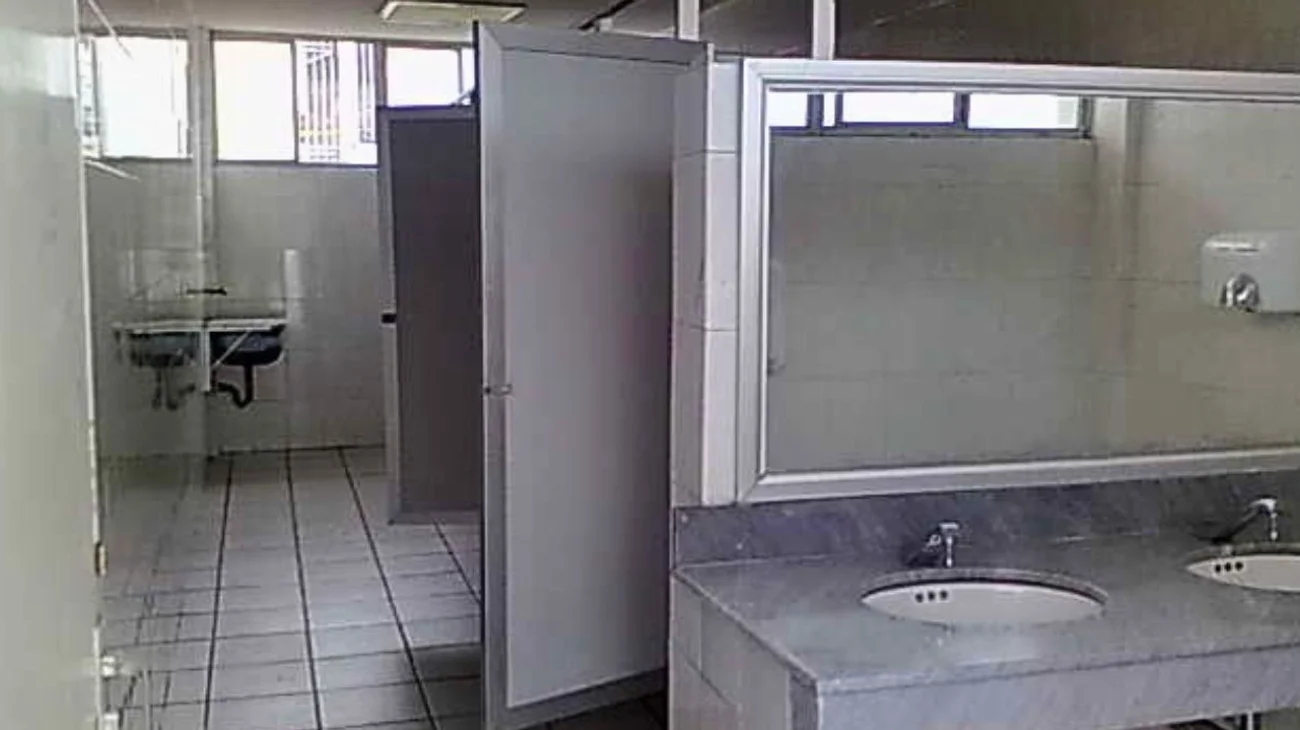 Hallan feto de nueve semanas en baños de un plantel del Conalep