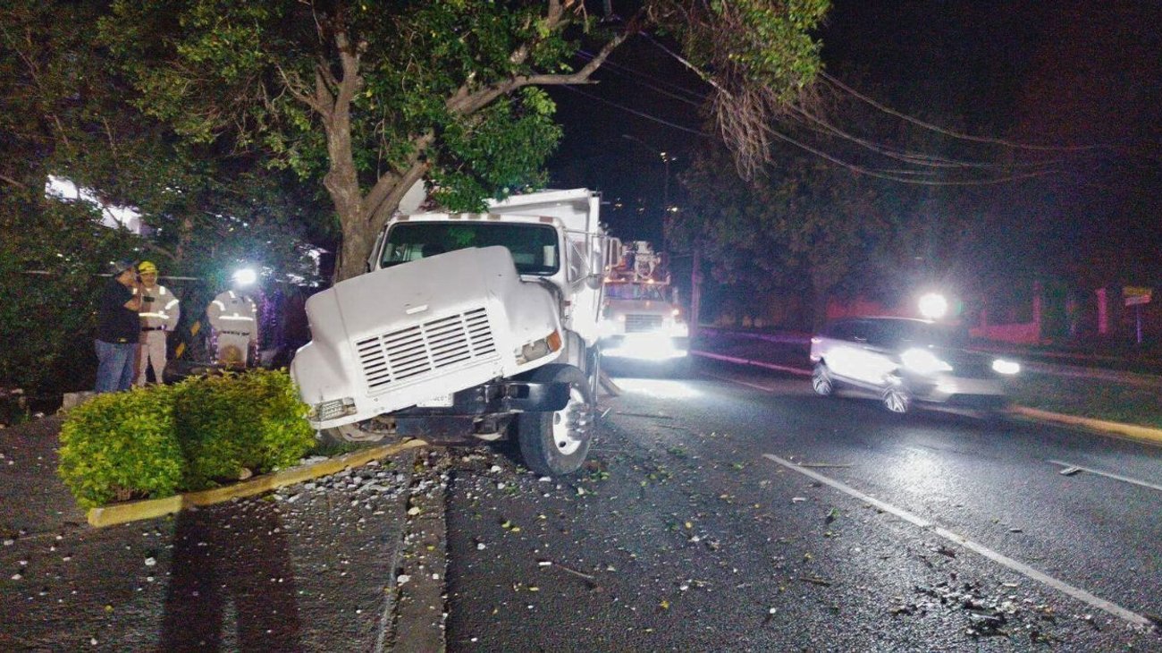 Camión de volteo sin frenos provoca accidente en San Pedro