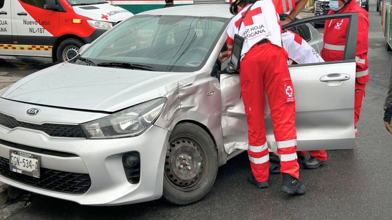 Choque entre ruta 128 y Kia deja mujer lesionada en Monterrey
