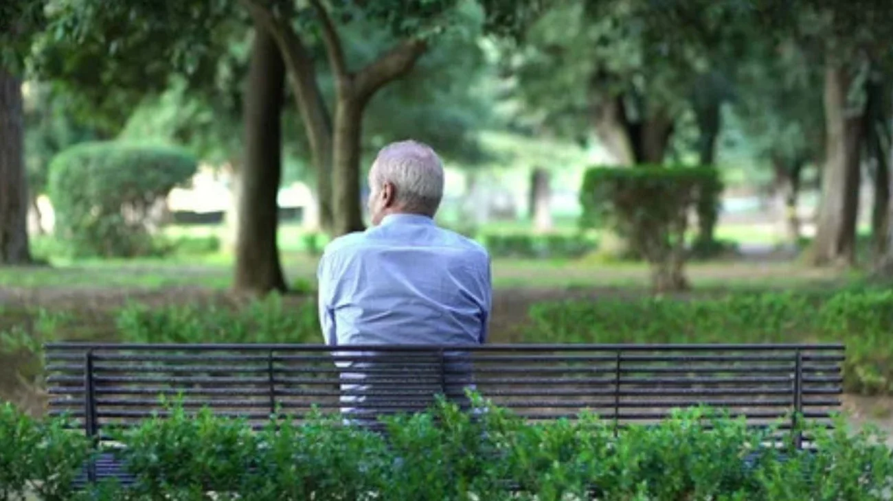 Abuelito acepta dulce de mujer, se desmaya y le roba pertenencias