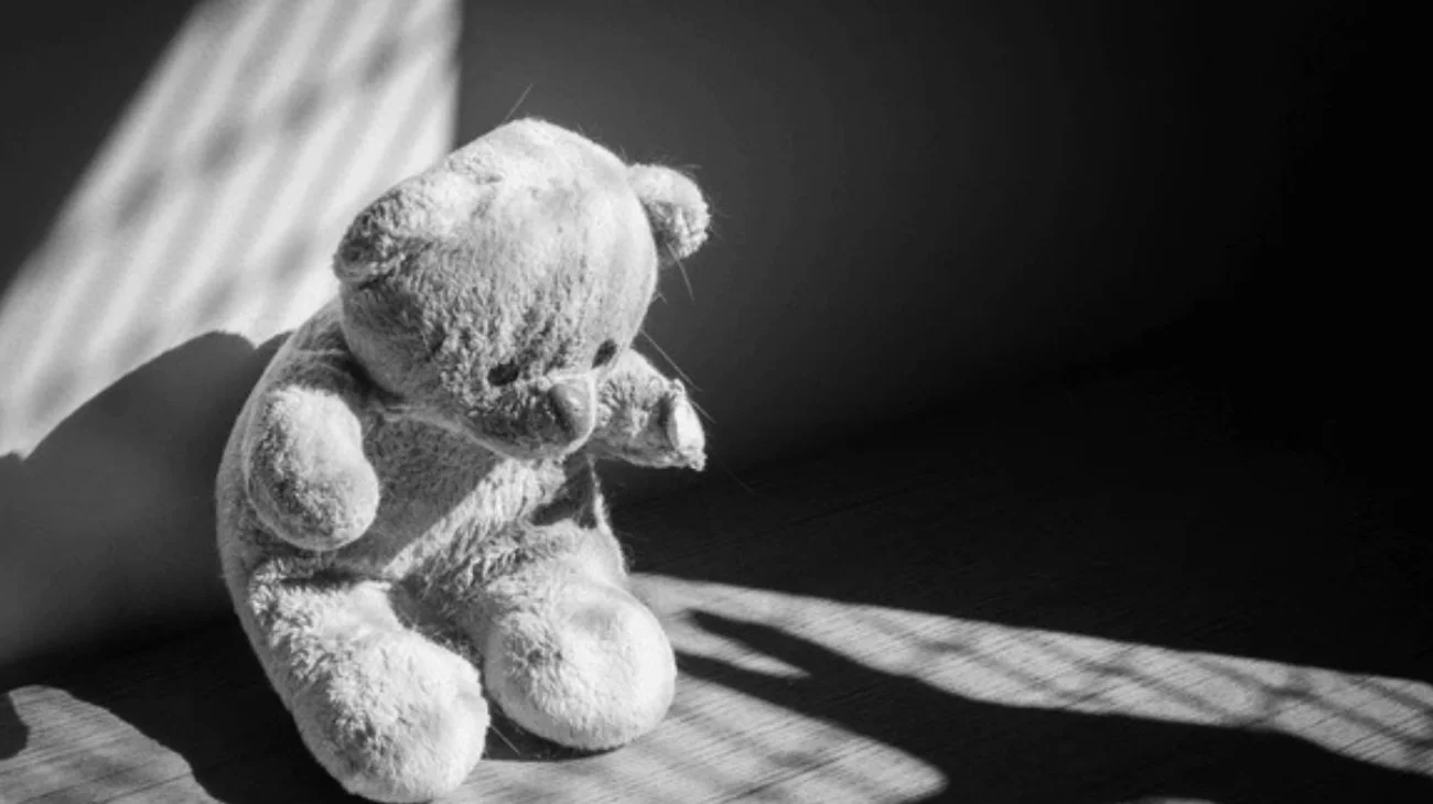 Detienen a hombre por abusar de su hija en presencia de la madre