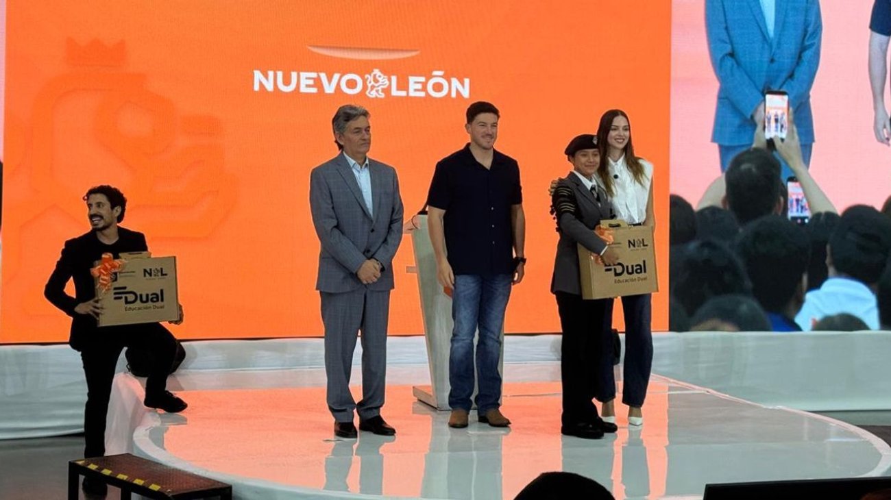 Entregan 2 mil laptops y anuncian nueva Ley de Educación en NL