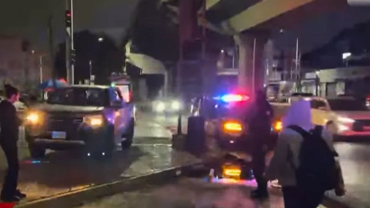 Choca patrulla de Monterrey contra camioneta; oficial lesionada