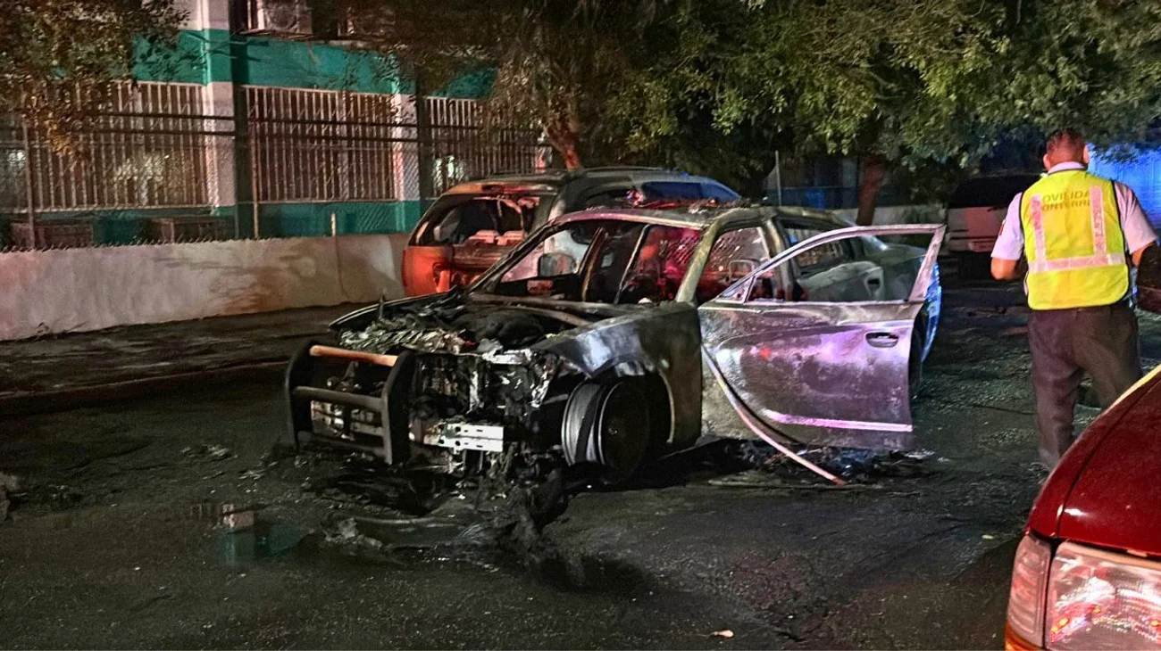 Arde patrulla de Tránsito mientras atendía choque en Monterrey