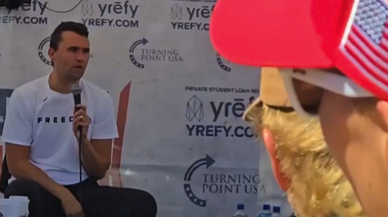 Balean al activista Charlie Kirk, aliado de Trump, durante evento