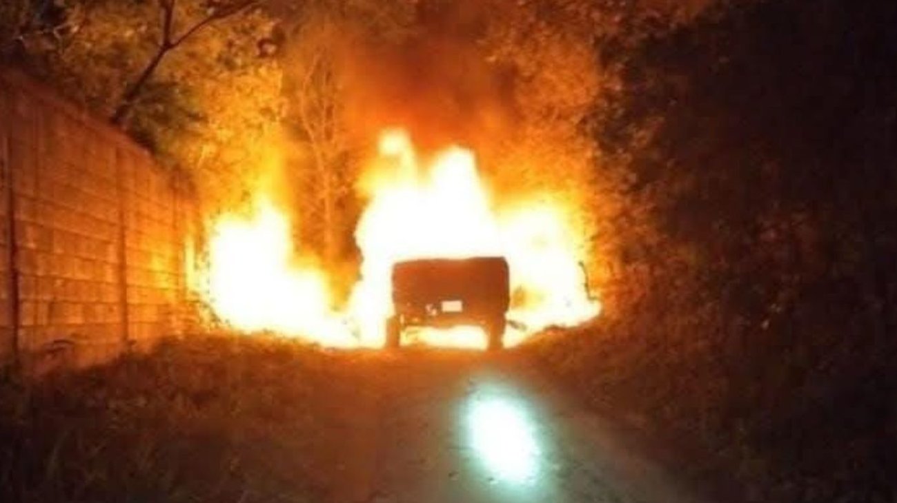 Se incendia camioneta en Allende; hallan cuerpo en parte trasera