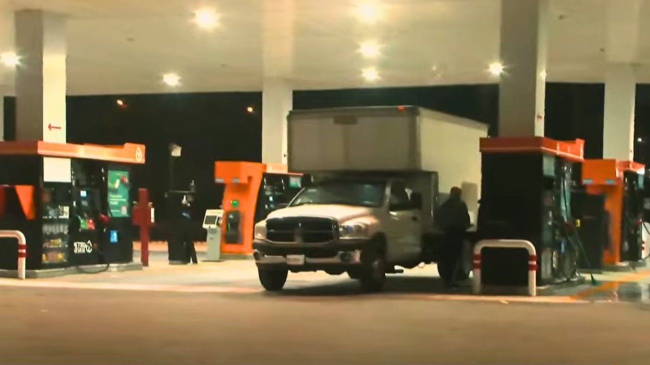 Asaltan y golpean a despachador de gasolinera en Monterrey