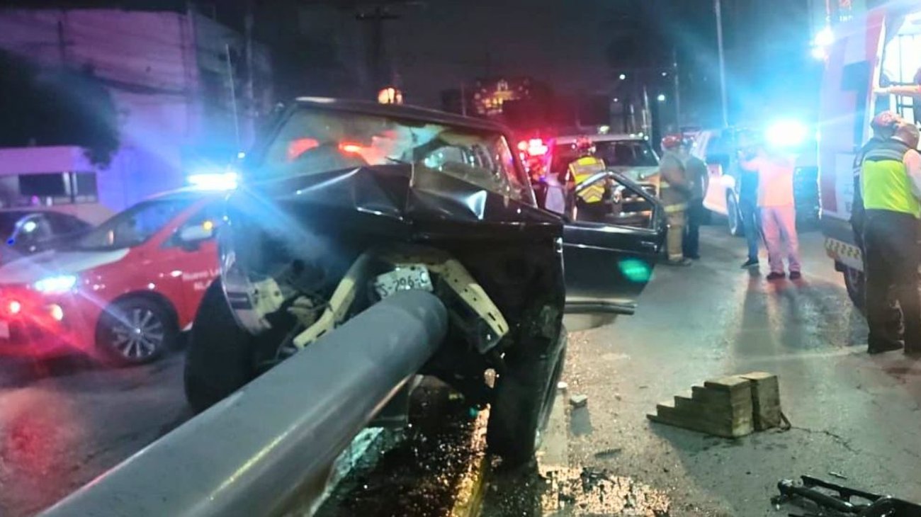 Conductor queda atrapado tras estrellarse en puente Gonzalitos