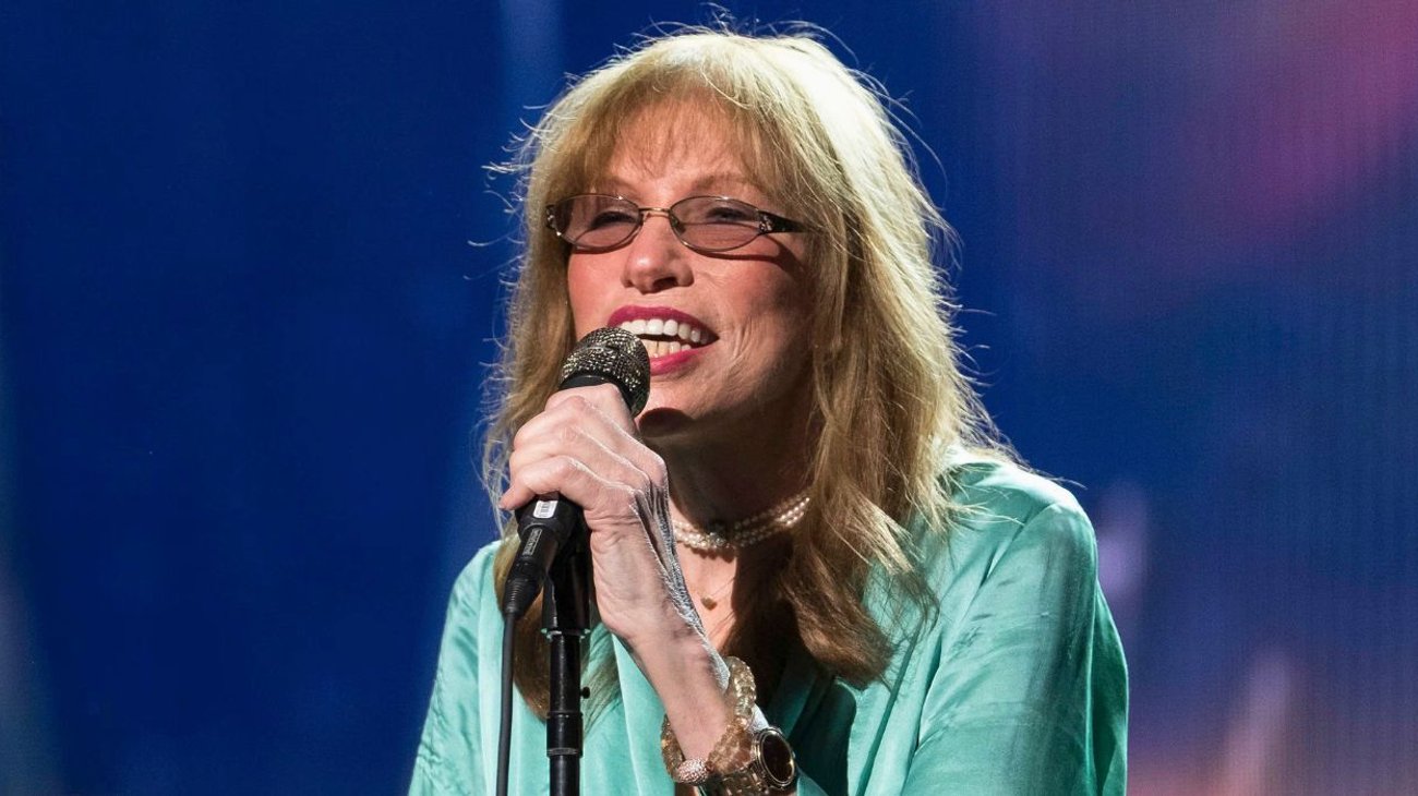 Carly Simon enfrenta párkinson y cáncer mientras prepara disco