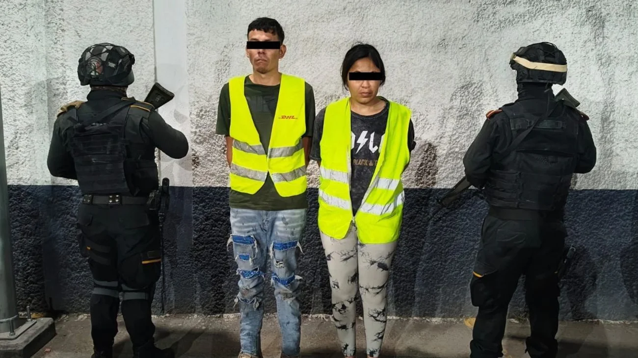 Detienen a pareja con armas y equipo táctico 