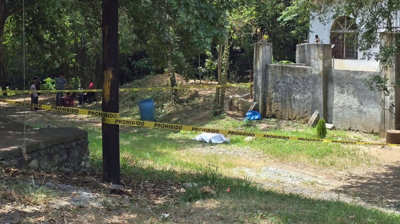 Investigan muerte de hombre en Allende, presumen cae de barda