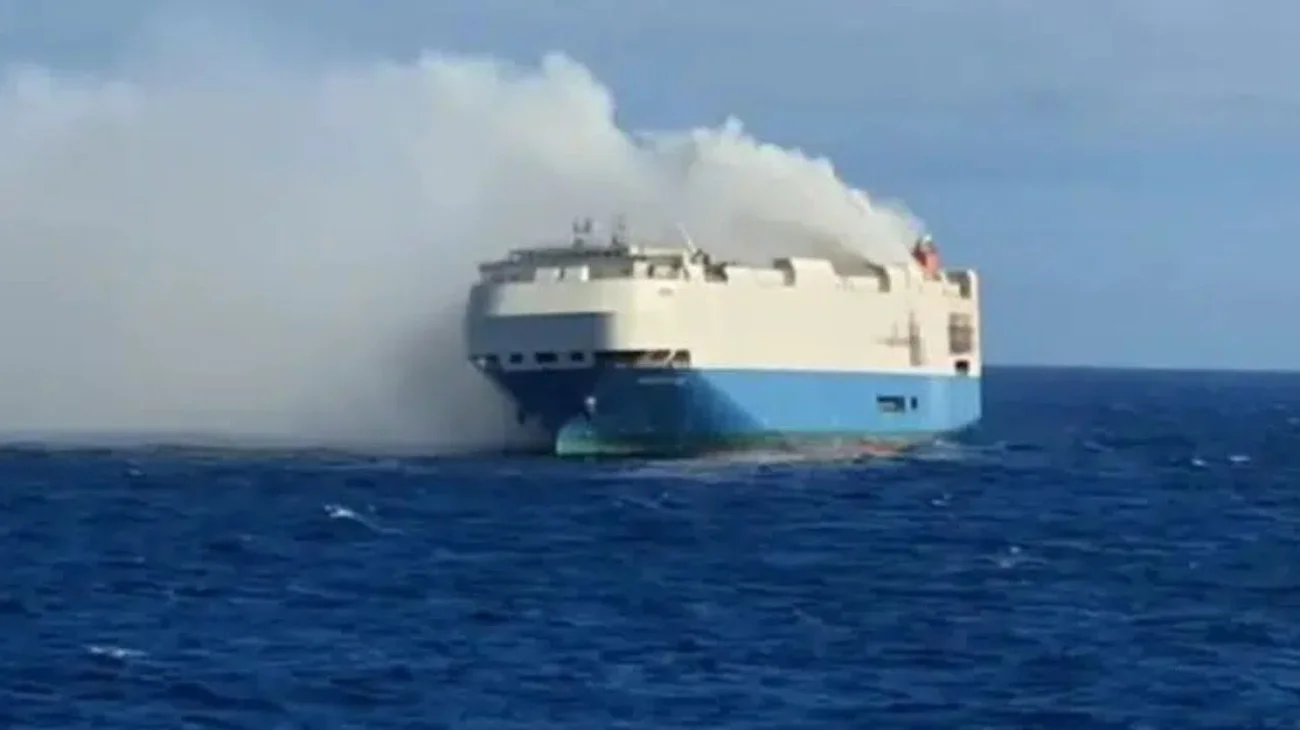 Se incendia carguero que transportaba 300 vehículos a México