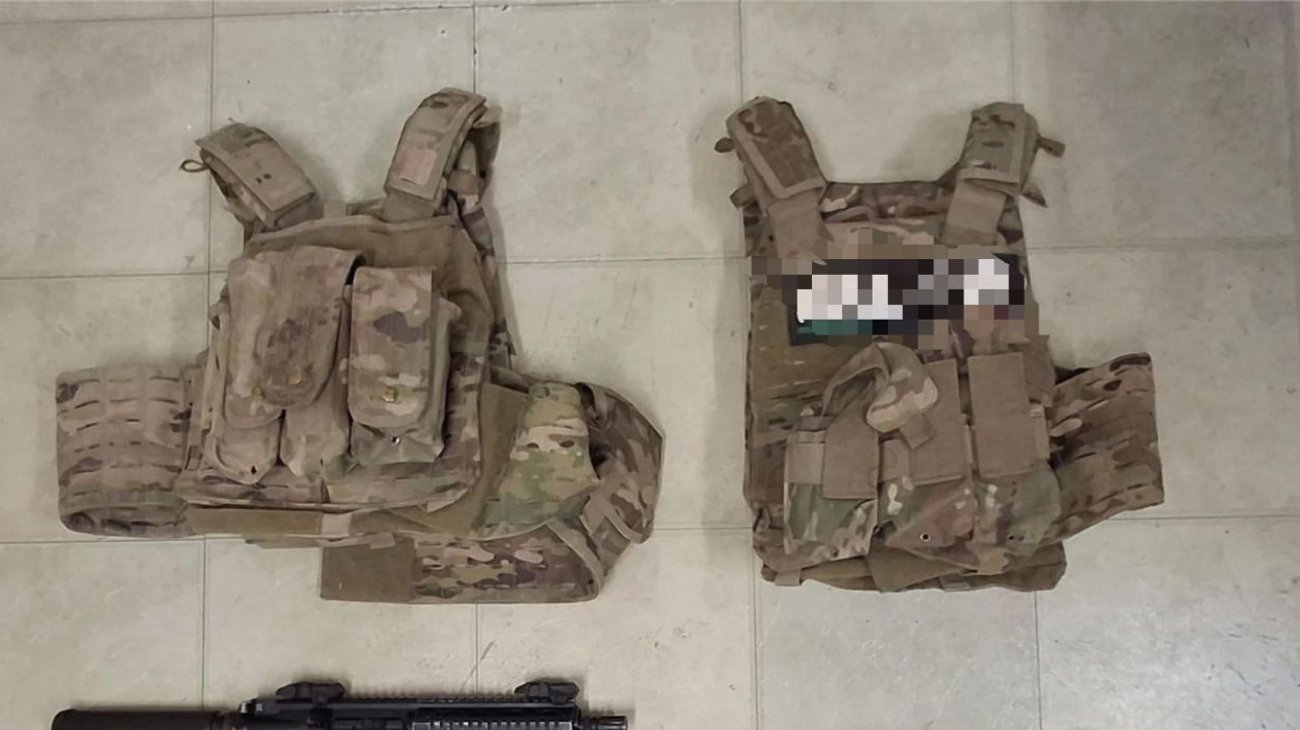 Aseguran armas y equipo táctico tras persecución en Aramberri