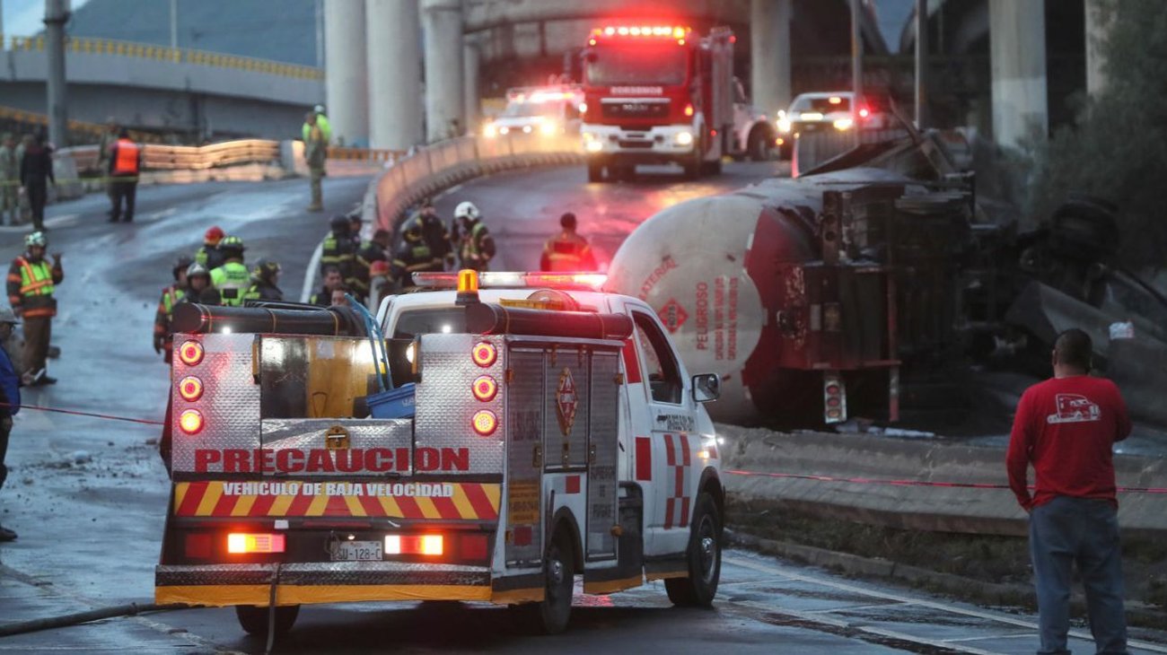 Se elevan a ocho los muertos por la explosión de una pipa en CDMX