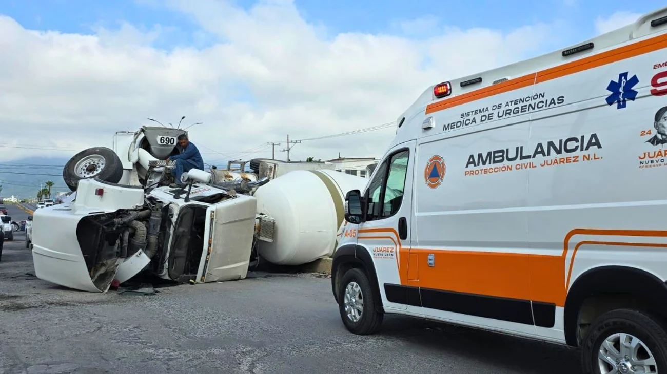 Vuelca revolvedora de concreto en carretera San Roque en Juárez