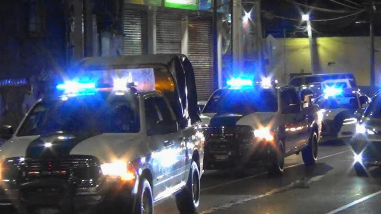 Hombre arroja a mujer por la ventana y simula que ella se lanzó