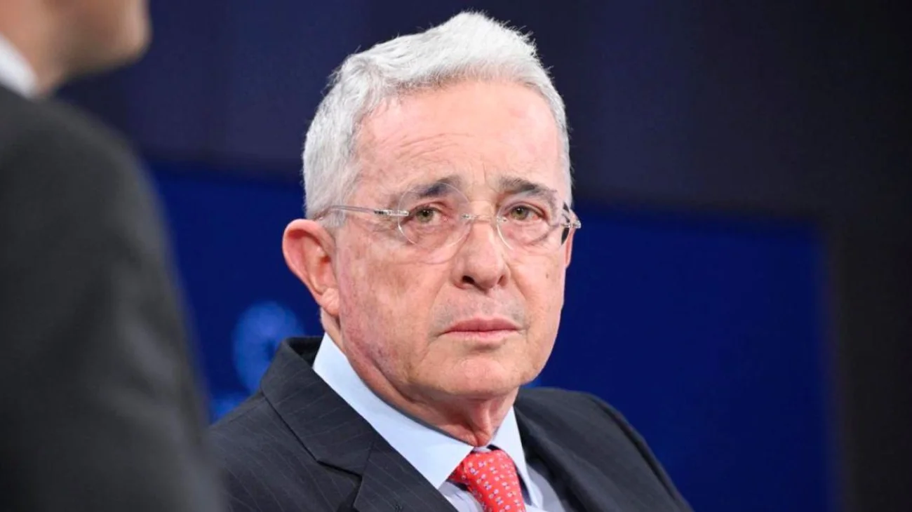 Expresidente Uribe recibe 12 años de prisión domiciliaria