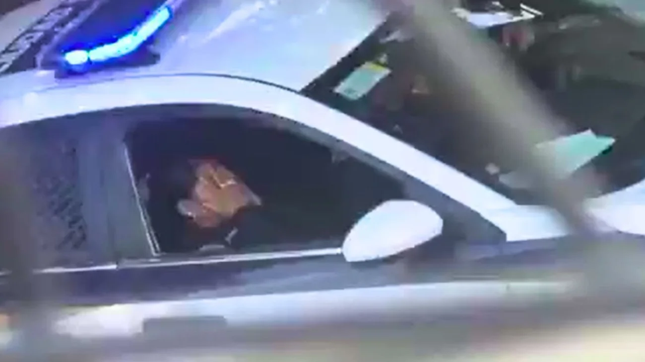 Captan a policías realizando actos sexuales en patrulla de CDMX