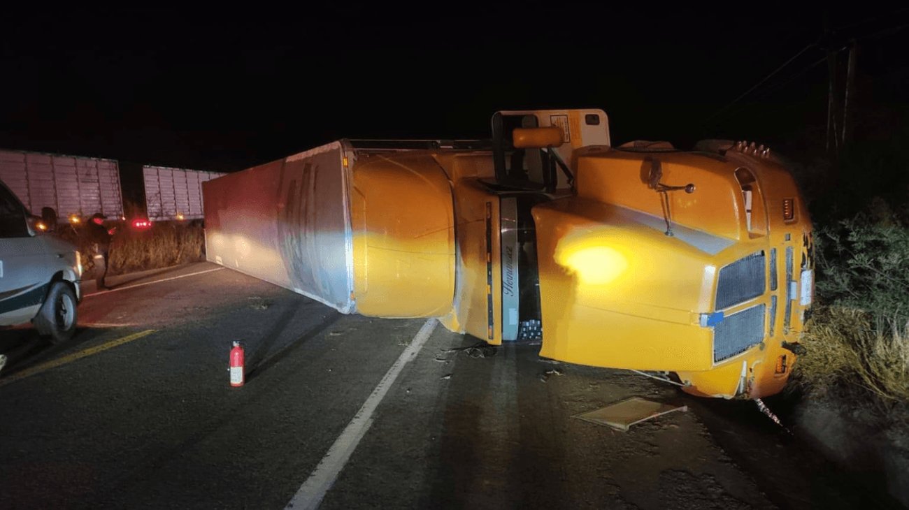 Cierran circulación de carretera Victoria-Monterrey por volcadura