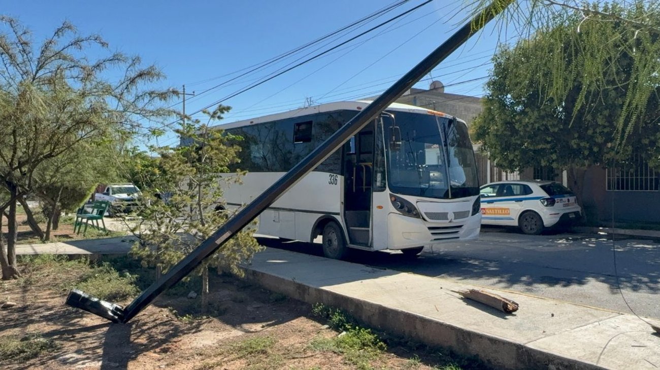 Derriba camión de personal tres postes en Las Torres