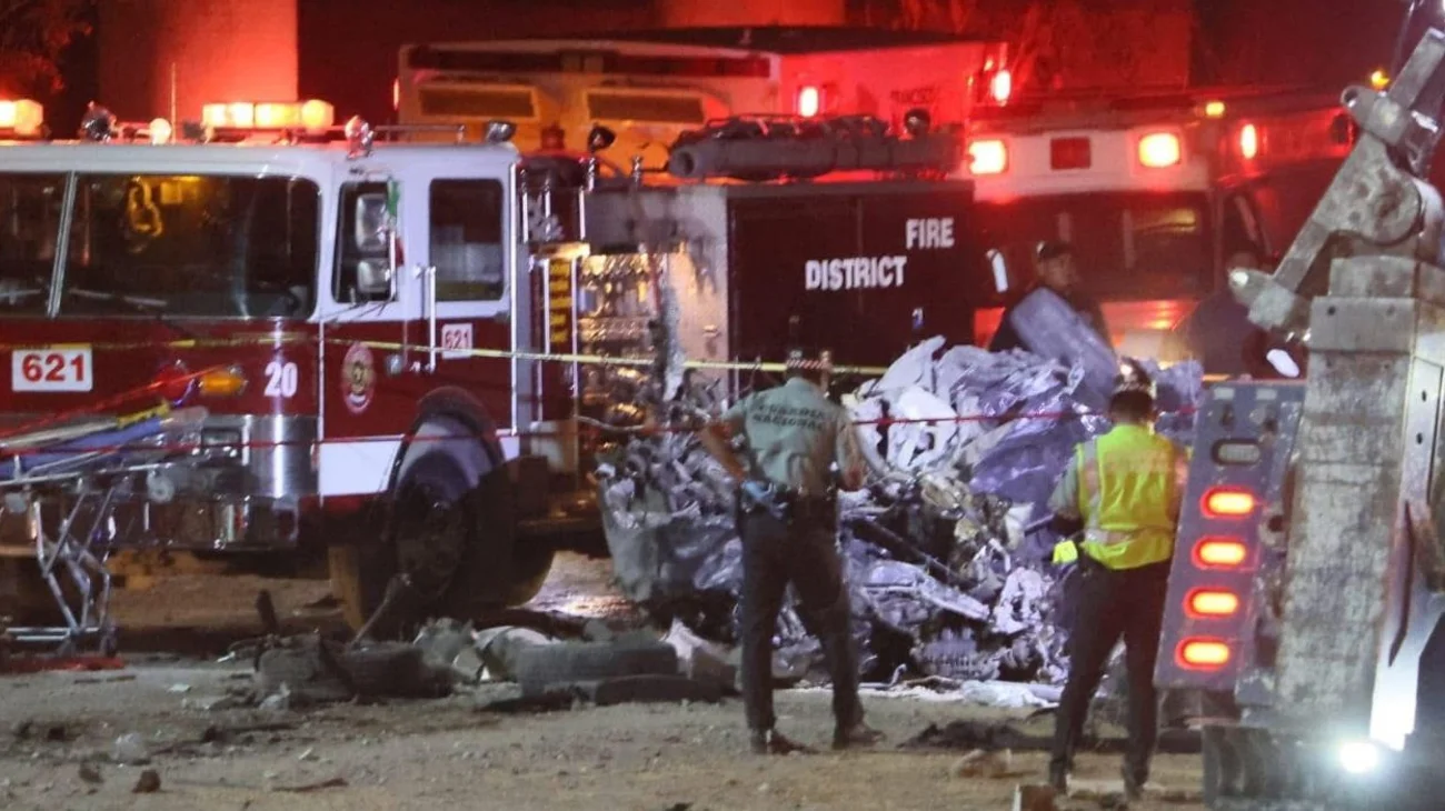 Autobús cae desde puente y deja dos muertos y 21 heridos