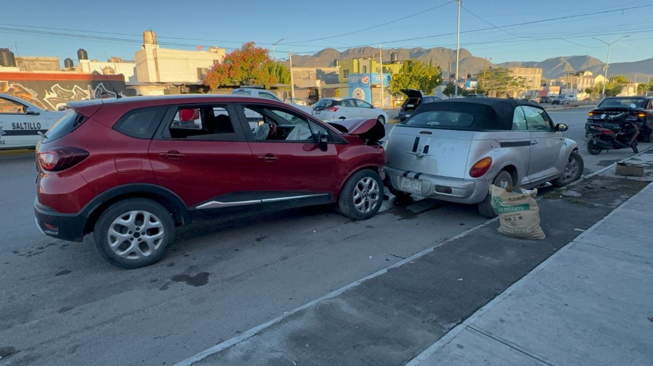 Deja accidente vial saldo de tres autos dañados en Saltillo