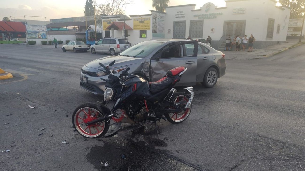 Sufre motociclista severo impacto vial en Ramos Arizpe