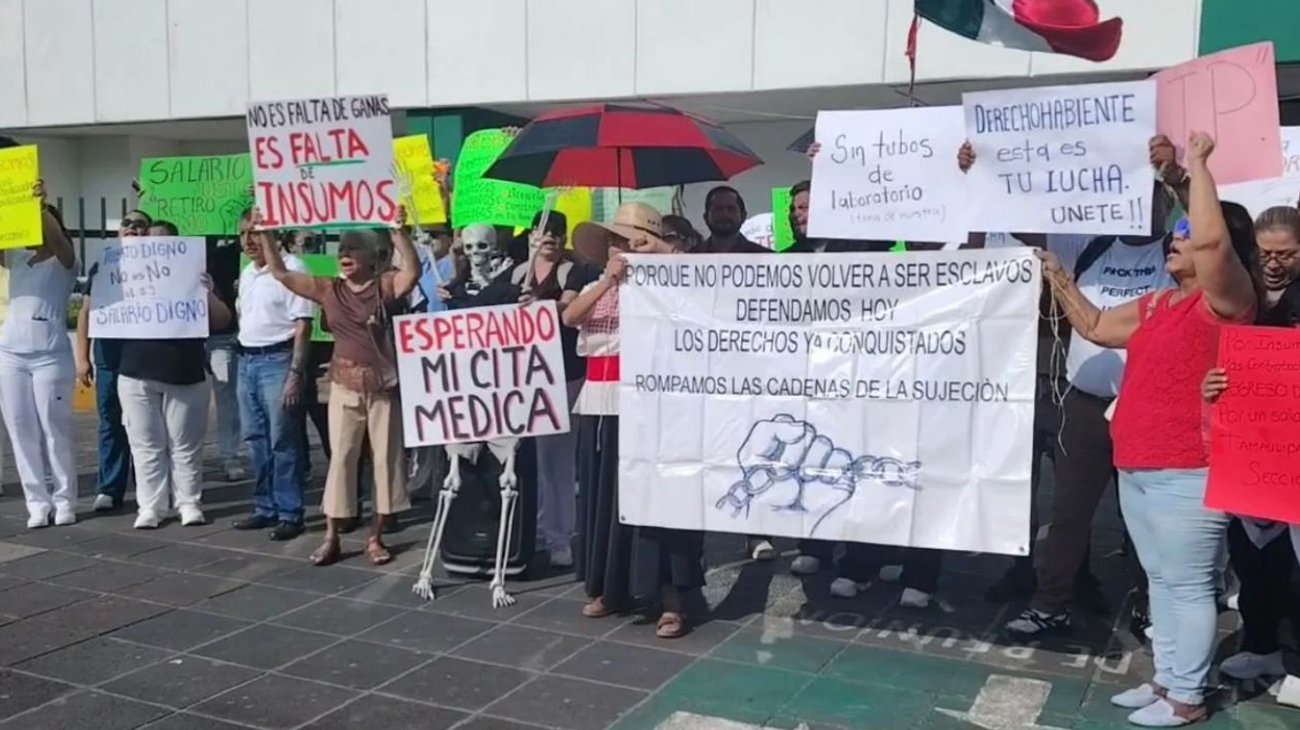 Protestan trabajadores del IMSS por falta de materiales