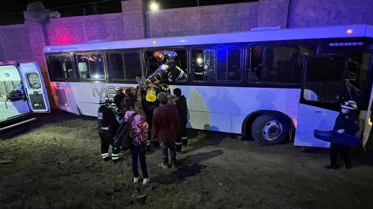 Camión de personal cae a canalón en García; hay 9 lesionados