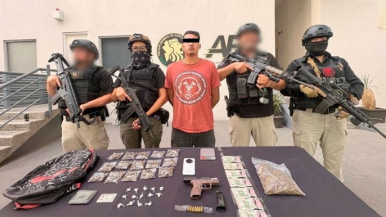 Detienen a joven armado con droga en calles de Monterrey