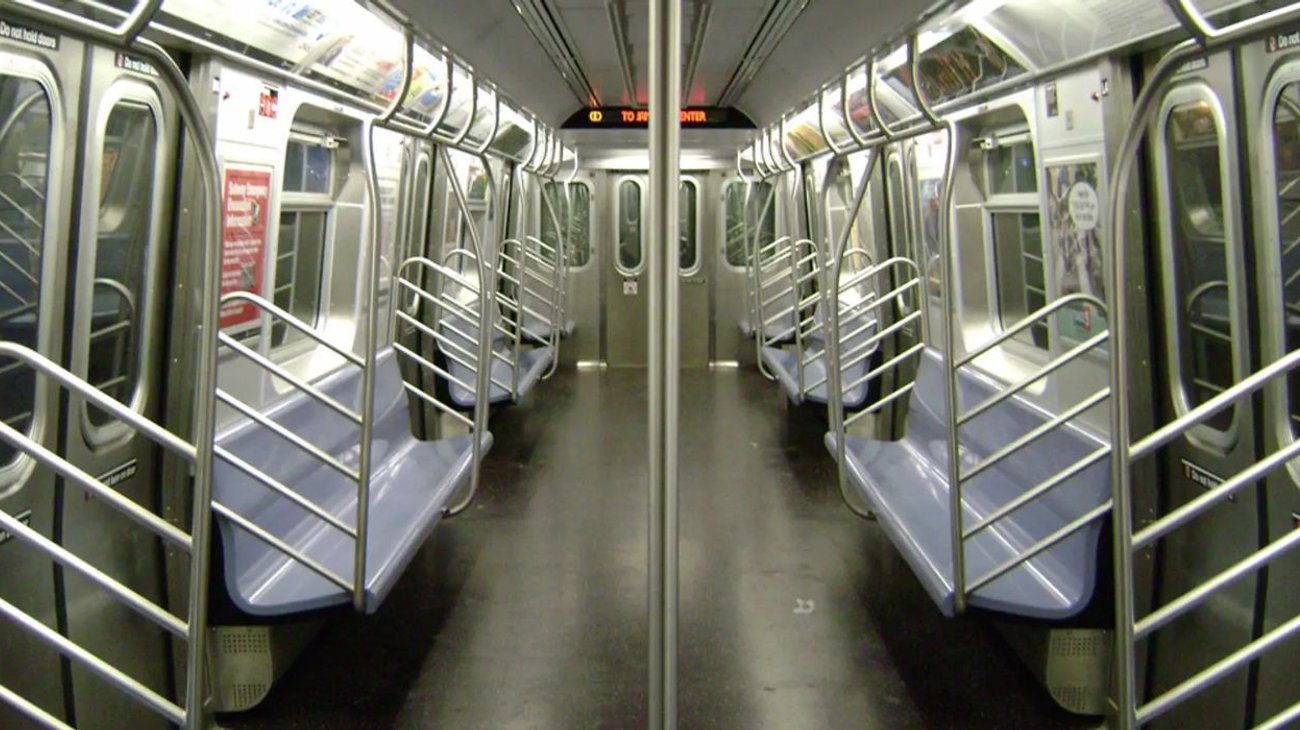 Hombre le prende fuego a mujer tras discusión en tren de Chicago