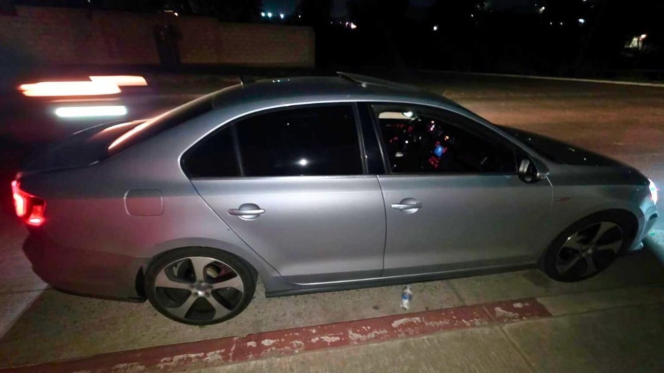 Hallan un coche con más de cincuenta armas en Tijuana