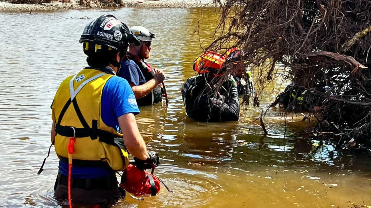 Hallan cuerpo de menor en Mystic; buscan a otros cinco niños