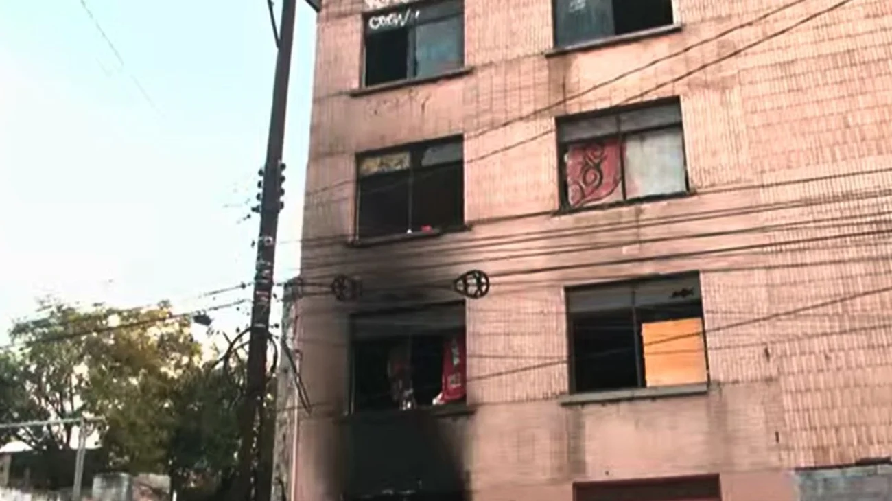 Sofocan incendio en edificio abandonado en el Centro de Monterrey