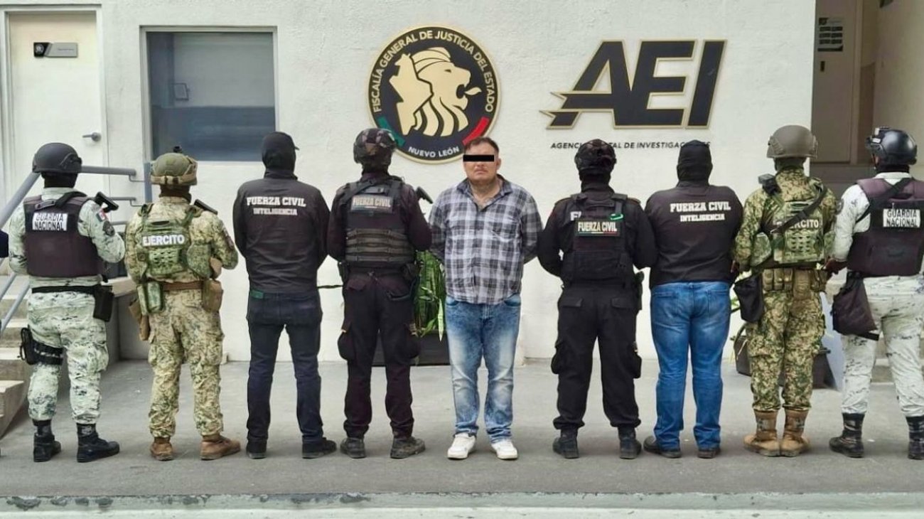 Detienen en Escobedo a hombre con arsenal y droga
