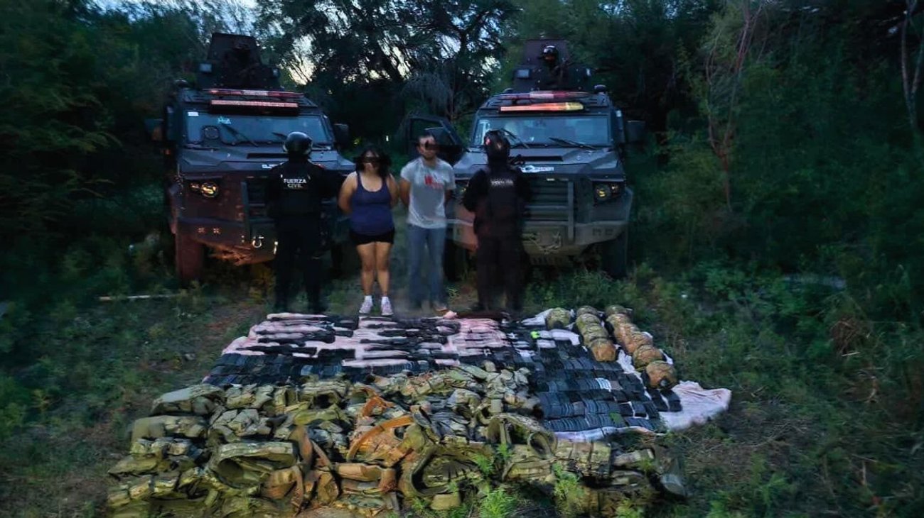 Detienen a mujer y hombre con arsenal en Linares