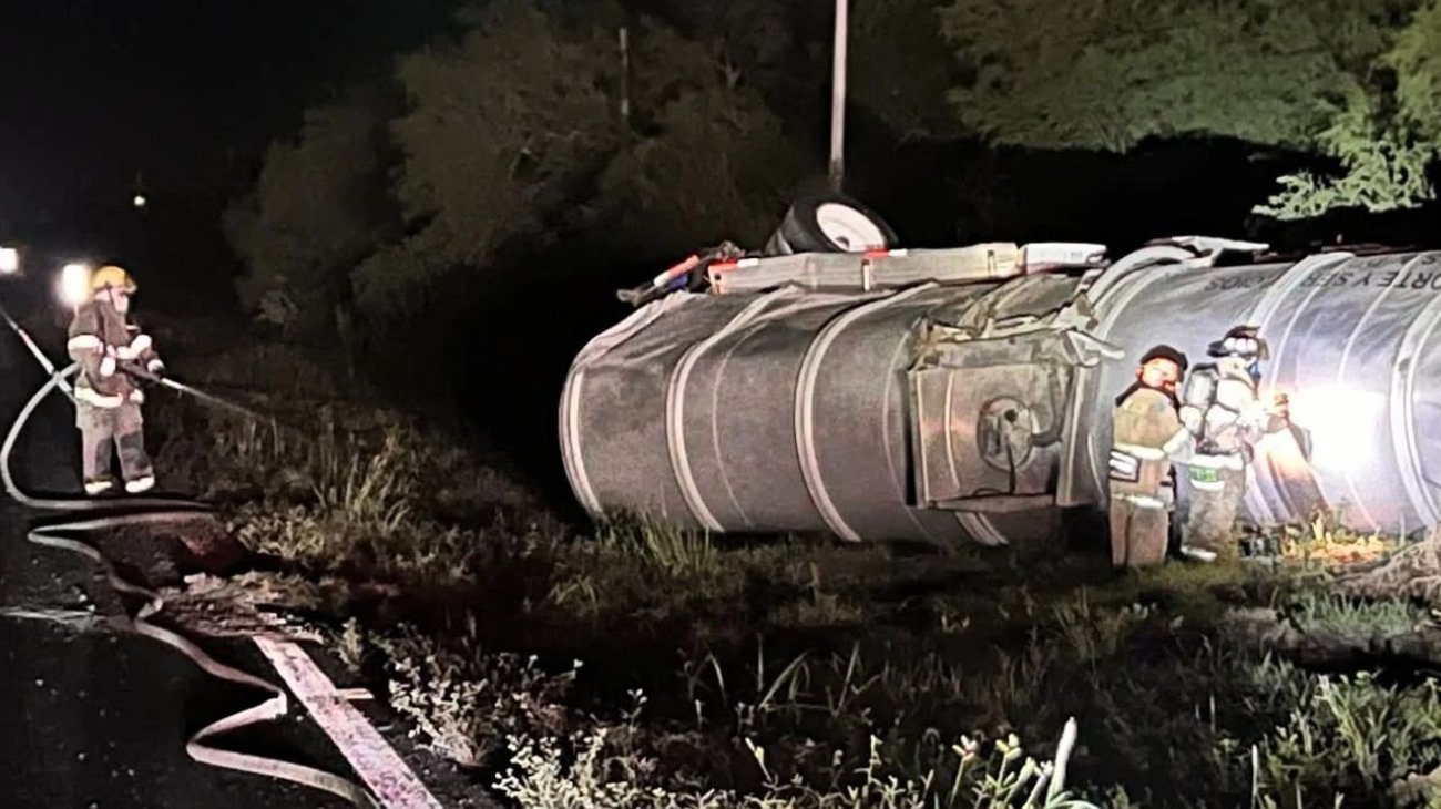 Vuelca pipa con material peligroso en Carretera Nacional, Linares