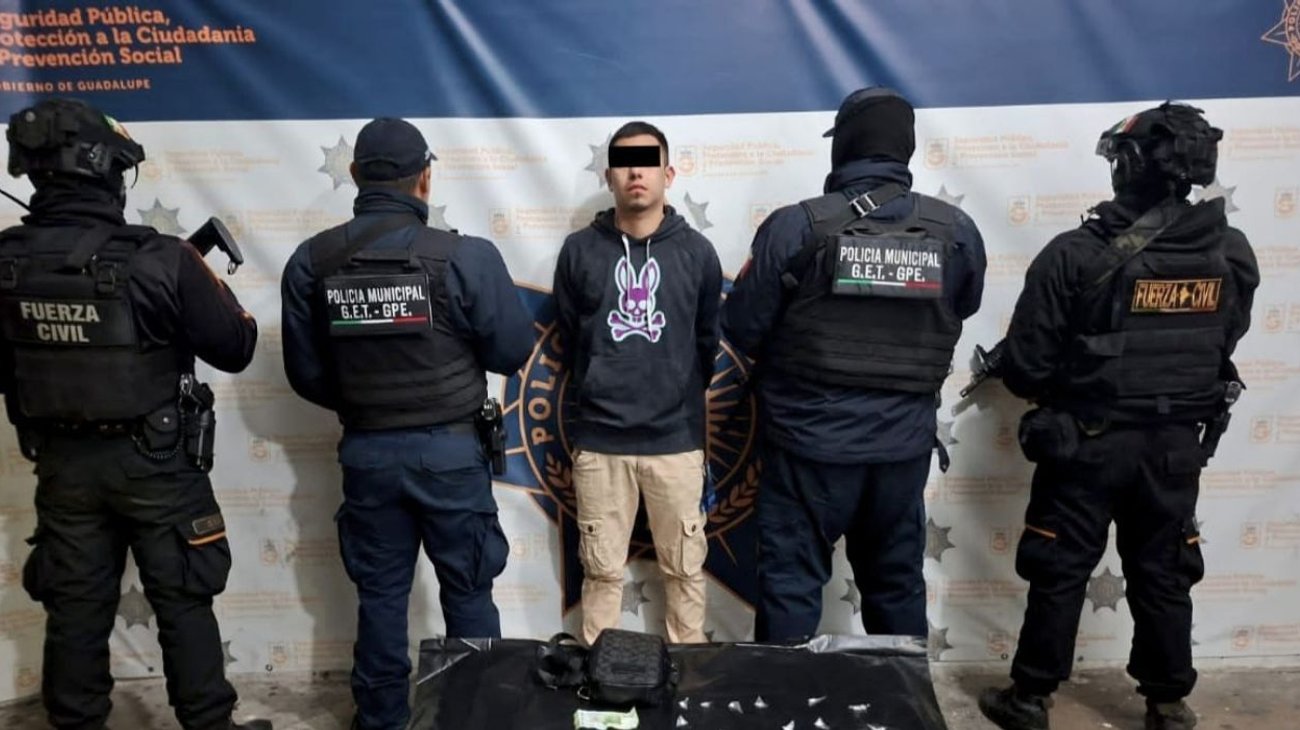 Se topa con filtro, se baja corriendo de taxi y cae con droga