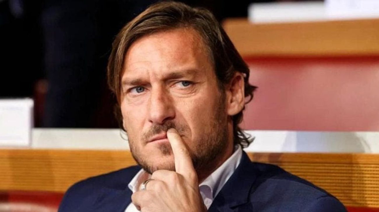 Investigan a Totti por dejar sola a su hija para ir a restaurante