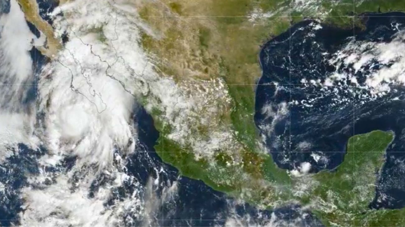‘Lorena’ se acerca a México y podría intensificarse en horas