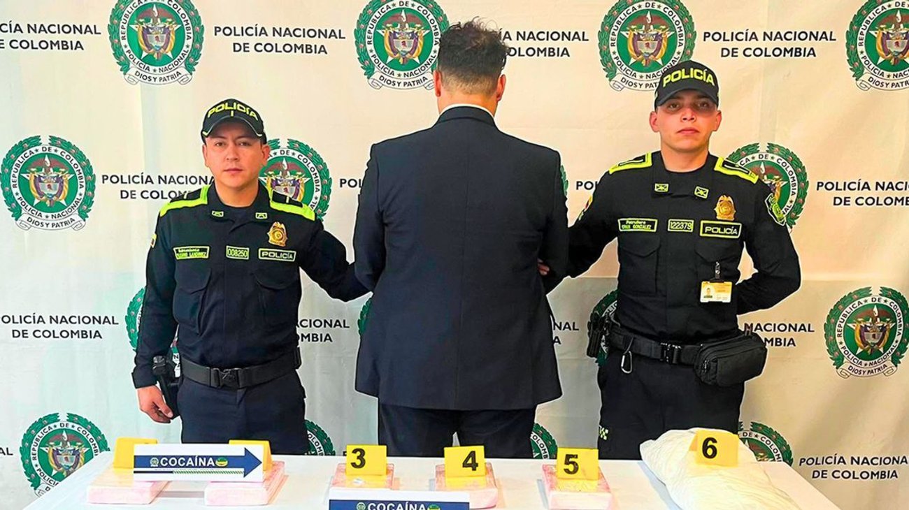 Capturan a hombre disfrazado de piloto con cocaína en Bogotá