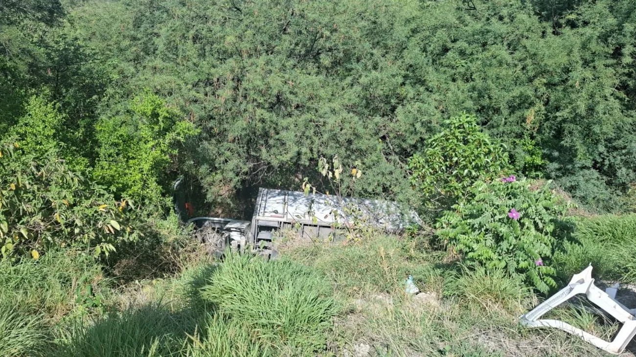 Vuelca camión cargado con harina en carretera de Tamaulipas