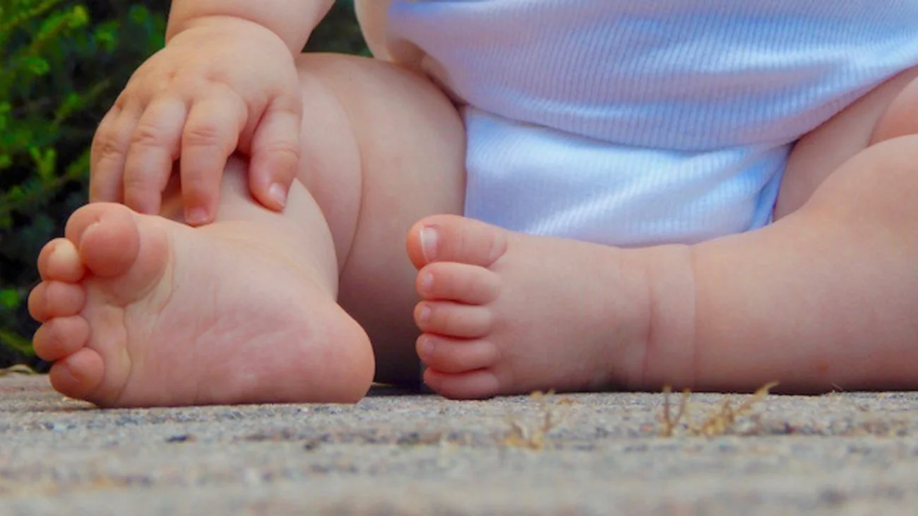 Niño de 2 años muere ahogado en una alberca en Juárez