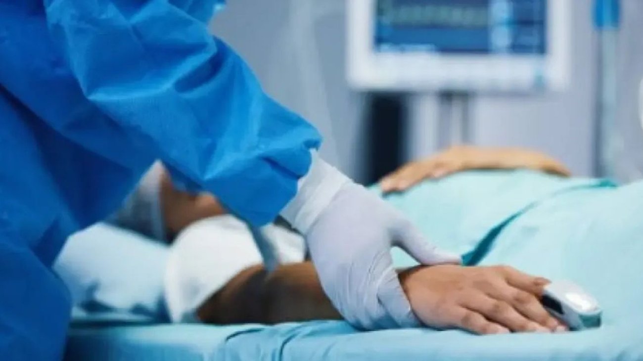 Auxiliar retira oxímetros a pacientes para dormir y casi los mata