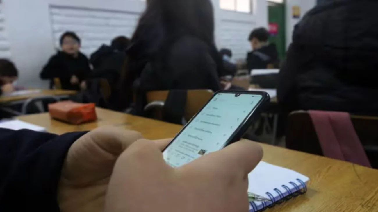 Querétaro, primer estado en prohibir los celulares en escuelas